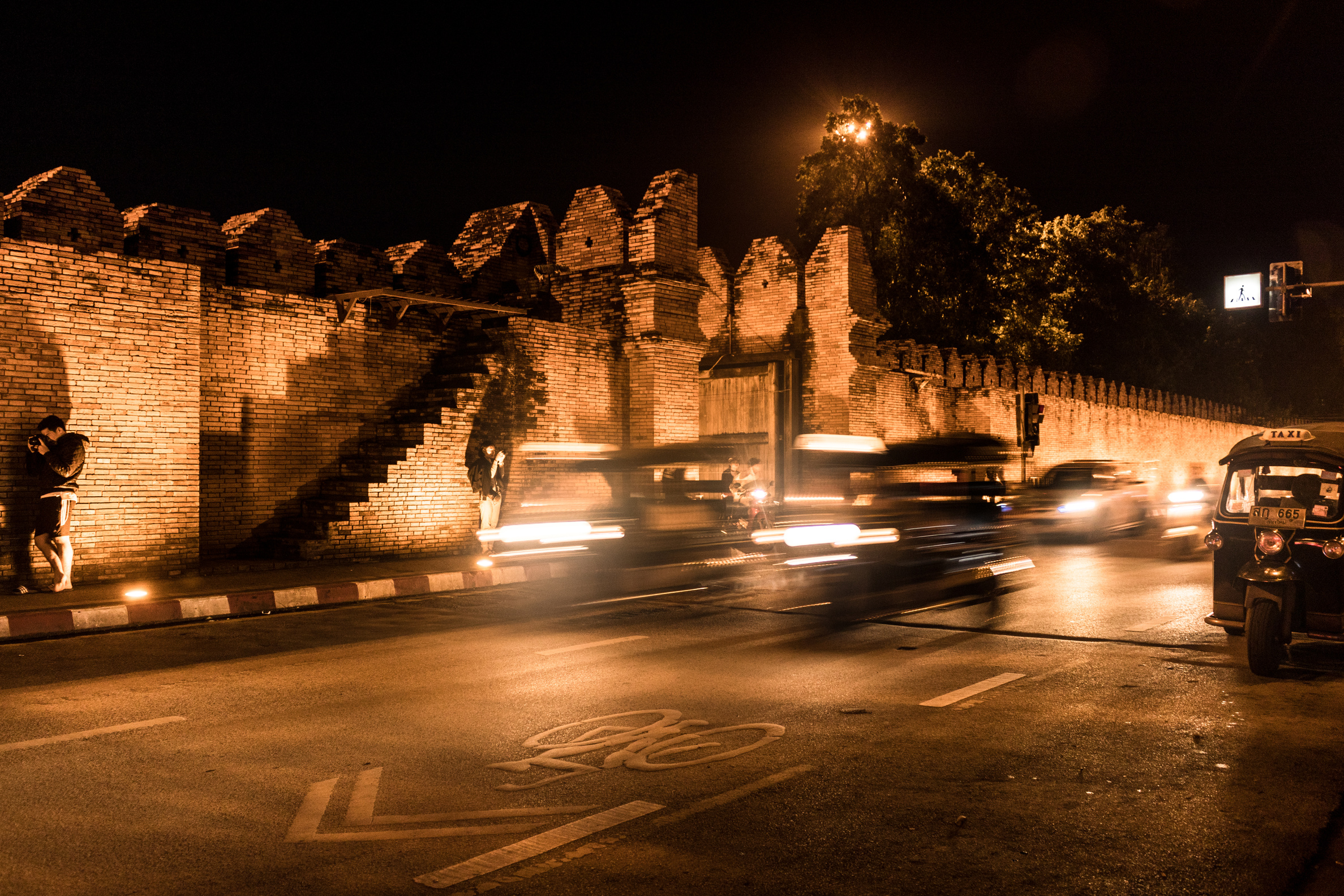 Tha Phae gate at night